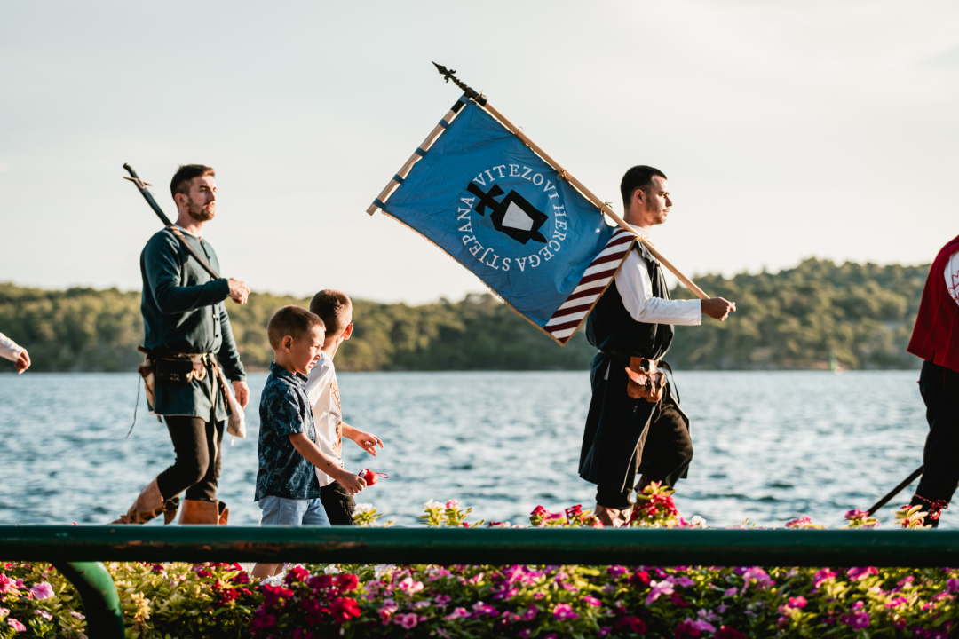 Šibenik se vratio u srednji vijek: Gradska straža i vitezovi kod katedrale ‘upali’ na vjenčanje!