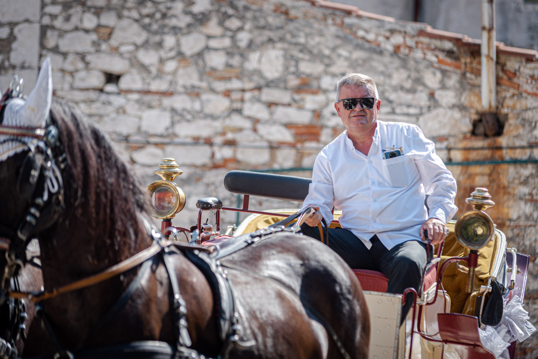 Vjenčanje na belgijski način: Dvije frizijske kobile kaskale centrom grada i rivom  