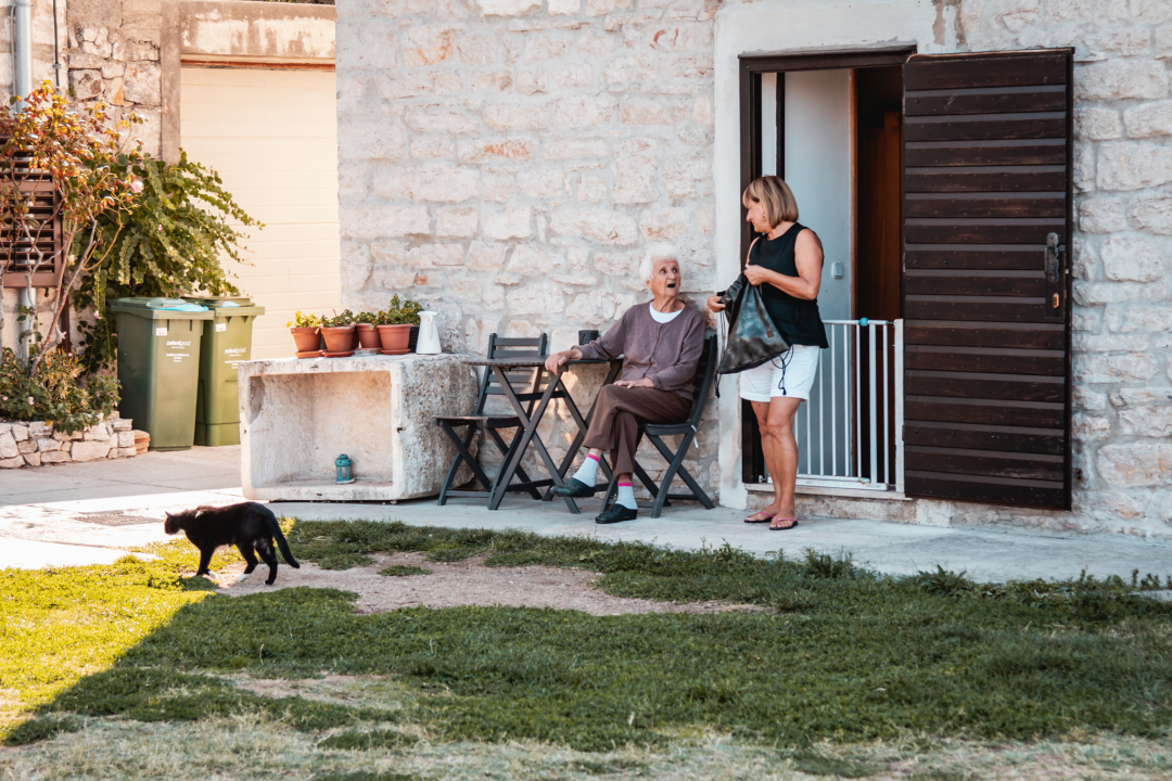 Na Zlarinu vrijeme sporije teče: Ljudi su po kafićima, sunčaju se, rade na brodovima...ključna riječ je 'pomalo'!