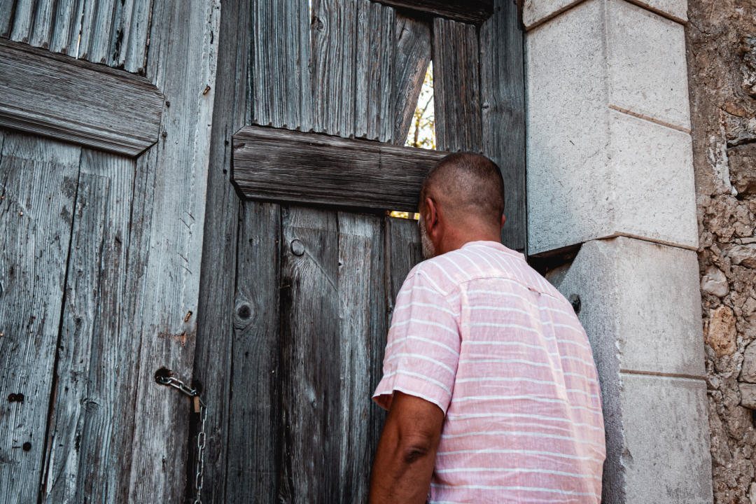 Na Zlarinu vrijeme sporije teče: Ljudi su po kafićima, sunčaju se, rade na brodovima...ključna riječ je 'pomalo'!
