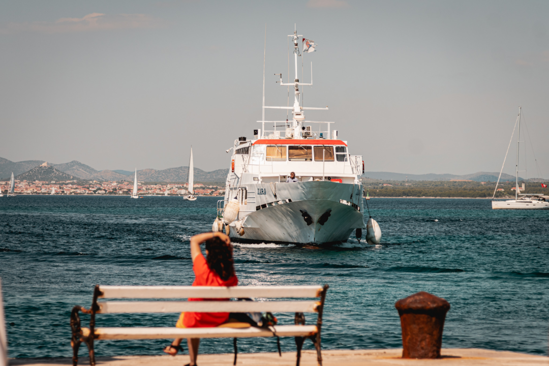 Na Zlarinu vrijeme sporije teče: Ljudi su po kafićima, sunčaju se, rade na brodovima...ključna riječ je 'pomalo'!