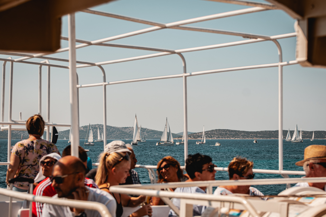 Na Zlarinu vrijeme sporije teče: Ljudi su po kafićima, sunčaju se, rade na brodovima...ključna riječ je 'pomalo'!