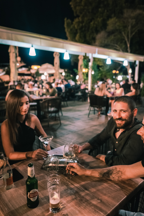 Terasa hotela Jadran ovog ljeta ‘vraćena’ Šibenčanima, a svirke uživo nastavljaju i nakon sezone! 