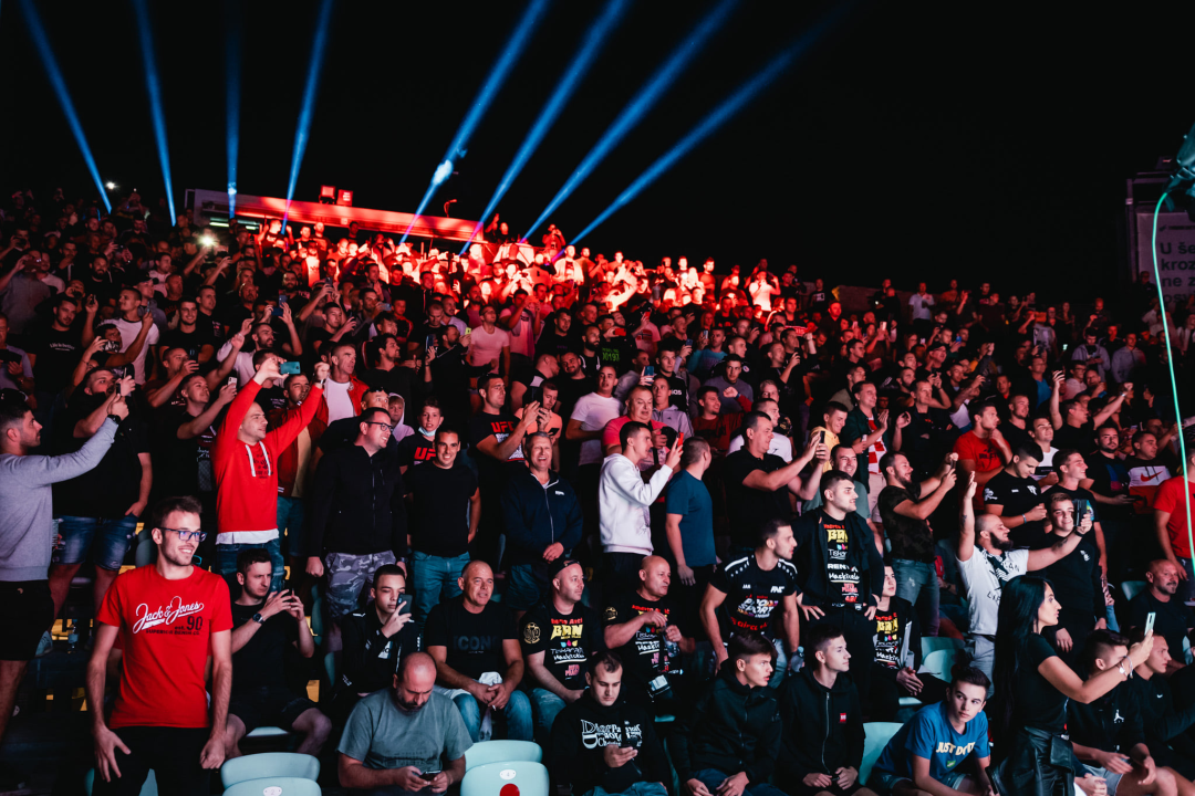 Borilački spektakl na Tvrđavi sv. Mihovila: ‘Croata‘ uspavao Vasu Bakočevića u prvoj rundi borbe 