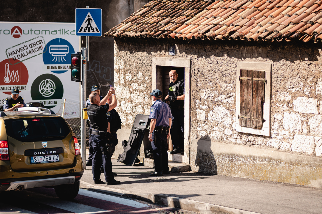 Razbojništvo u ljekarni kod Kronjinog magazina: Nema ozlijeđenih, razbojnik uhićen u blizini