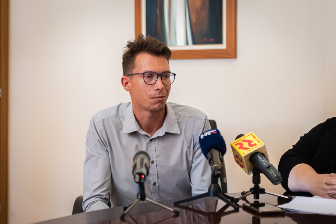 Burić državnoj tajnici predstavio projekte za mlade u Mandalini, ali nije rekao da uz njih dolazi i smrad kolektora!