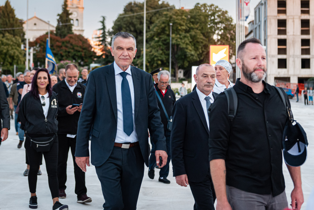 Fotogalerija mimohoda branitelja šibenskim ulicama do tvrđave sv. Mihovila