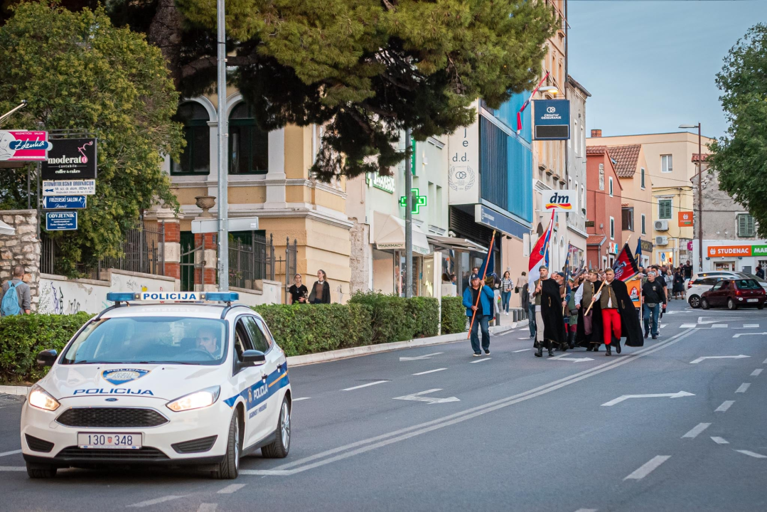 Fotogalerija mimohoda branitelja šibenskim ulicama do tvrđave sv. Mihovila