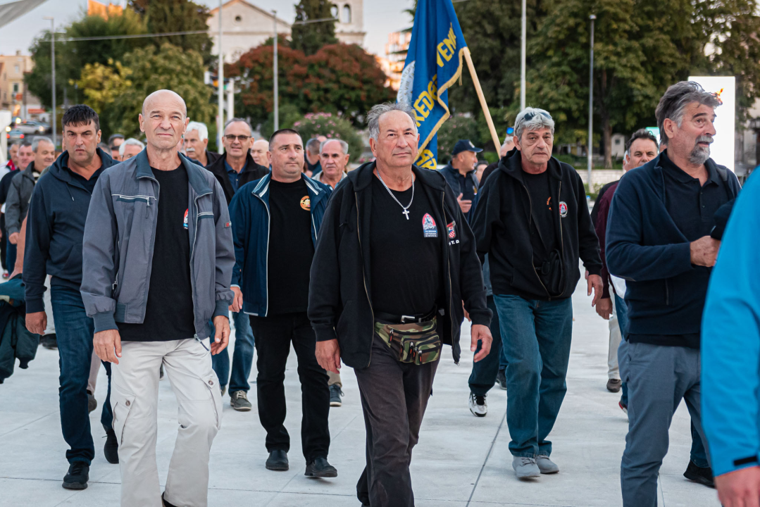 Fotogalerija mimohoda branitelja šibenskim ulicama do tvrđave sv. Mihovila
