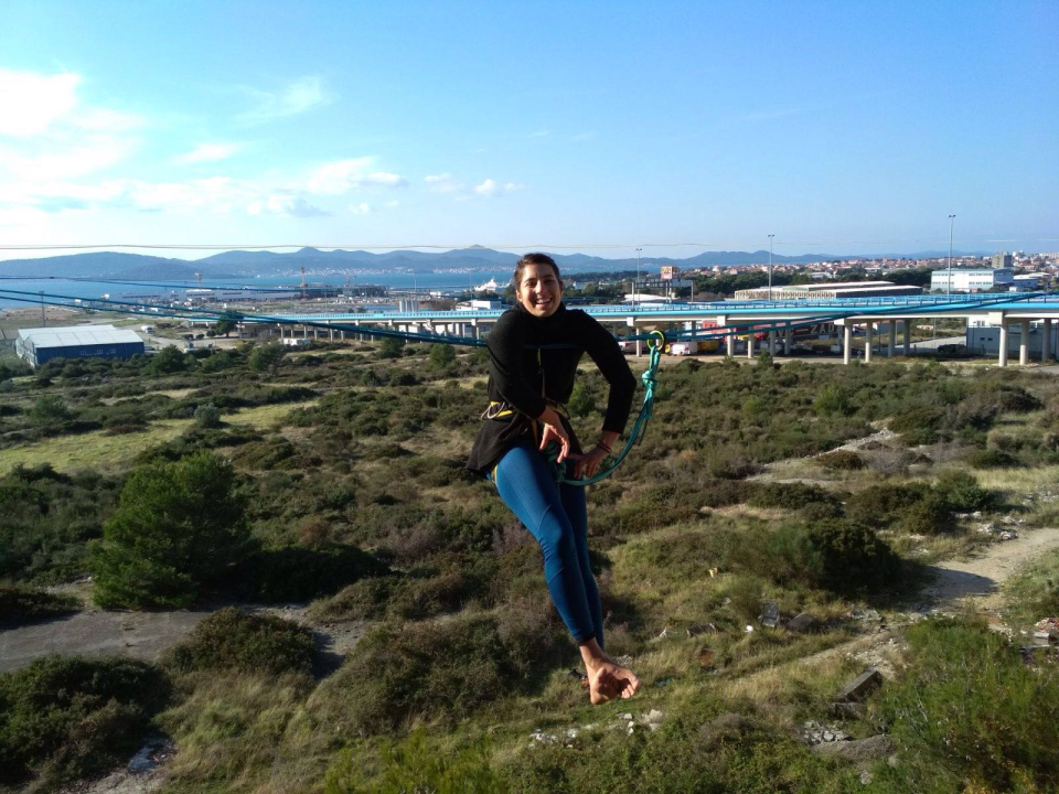 Ova silueta nad kanalom je Šibenčanka Antonia Gašperov: 'Highline je sigurniji od vožnje autom, a adrenalin je najveći neprijatelj u zraku'