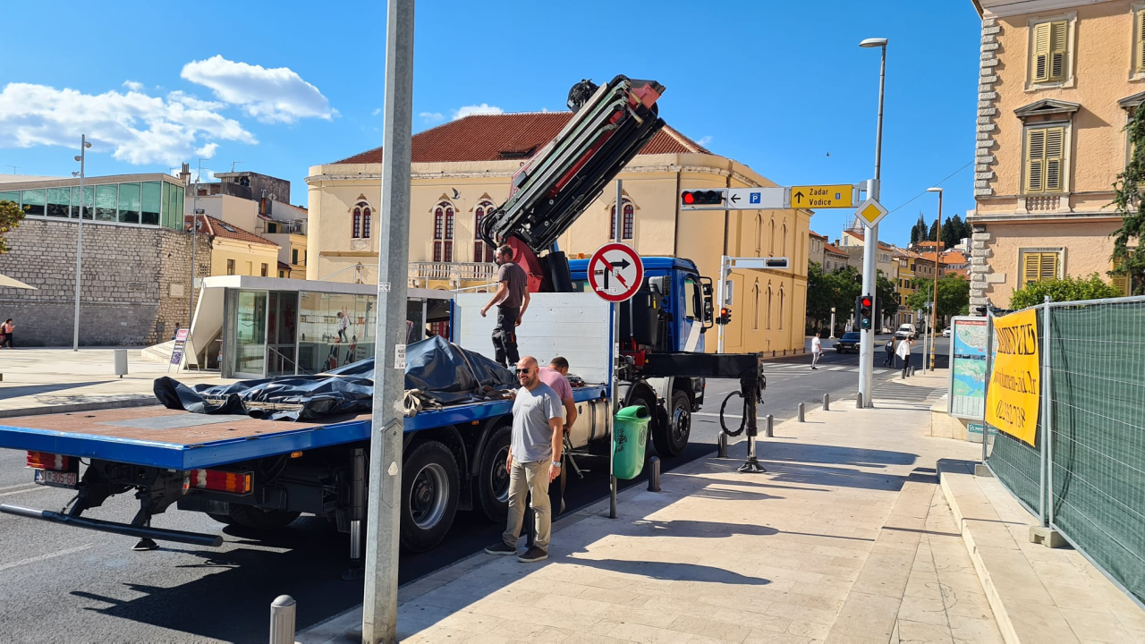 Skulptura Zvonimira Vile stigla pred gradsku upravu, svečano otkrivanje u srijedu