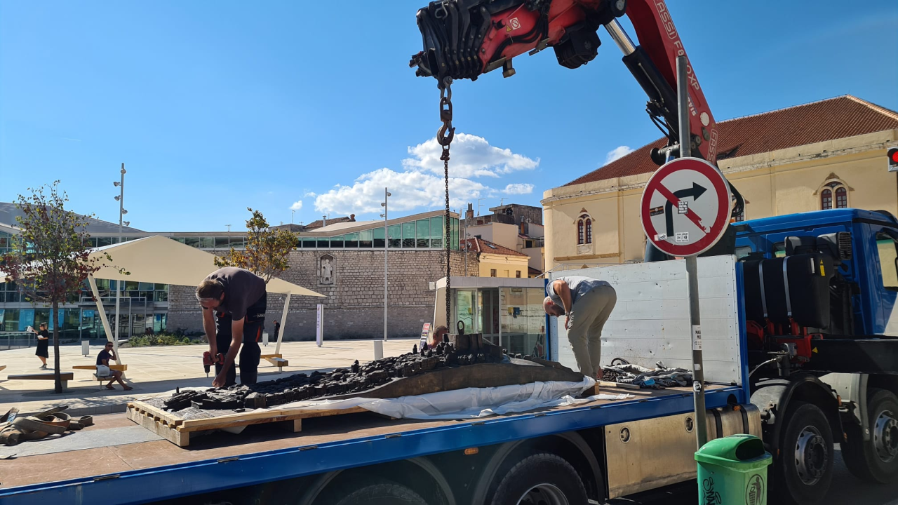Skulptura Zvonimira Vile stigla pred gradsku upravu, svečano otkrivanje u srijedu