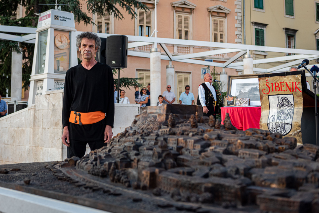 Brončana skulptura stare gradske jezgre Zvonimira Vile pred gradskom upravom: 'Uhvaćen je labirintski osjećaj grada, jedinstven za Šibenik'