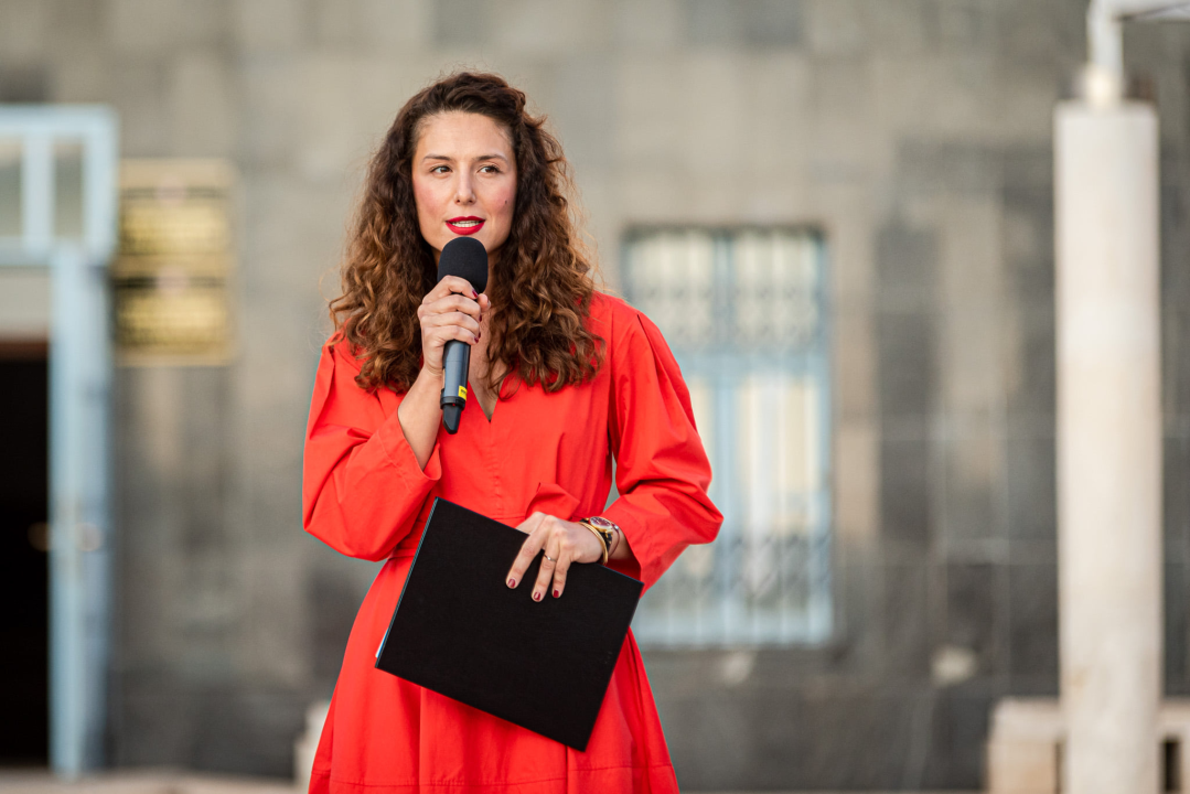 Brončana skulptura stare gradske jezgre Zvonimira Vile pred gradskom upravom: 'Uhvaćen je labirintski osjećaj grada, jedinstven za Šibenik'