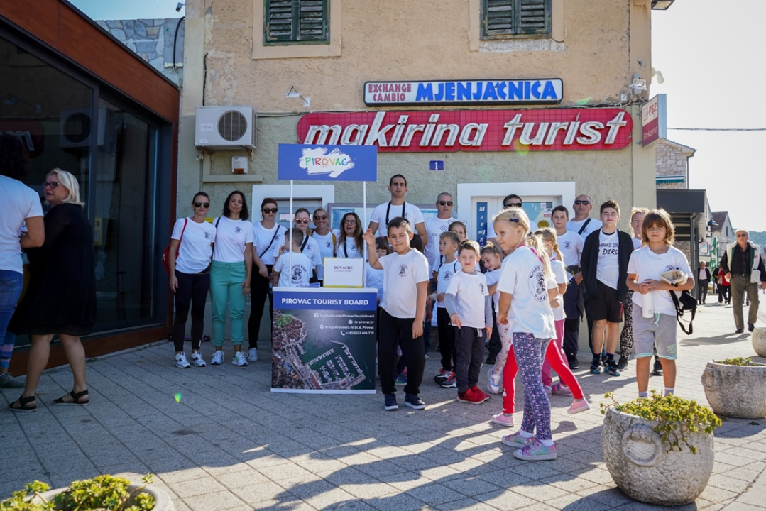 Pogledajte kako je Svjetski dan hodanja obilježen u Pirovcu: Skupljalo se i za pomoć maloj Kiari   