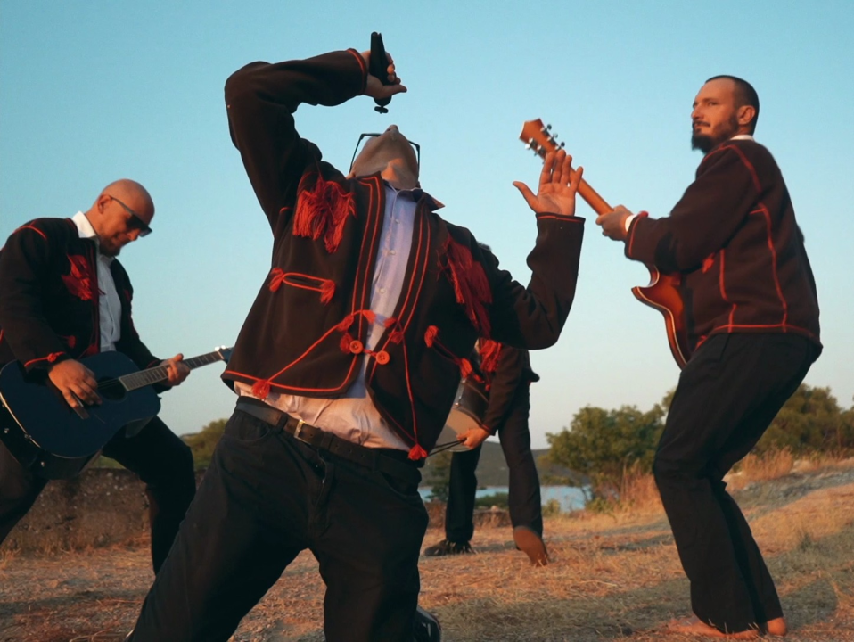 Teški osjećaji objavili singl ‘Susjeda’, u spotu glumi Dania Obratov, nizozemska reprezentativka u sanjkanju!