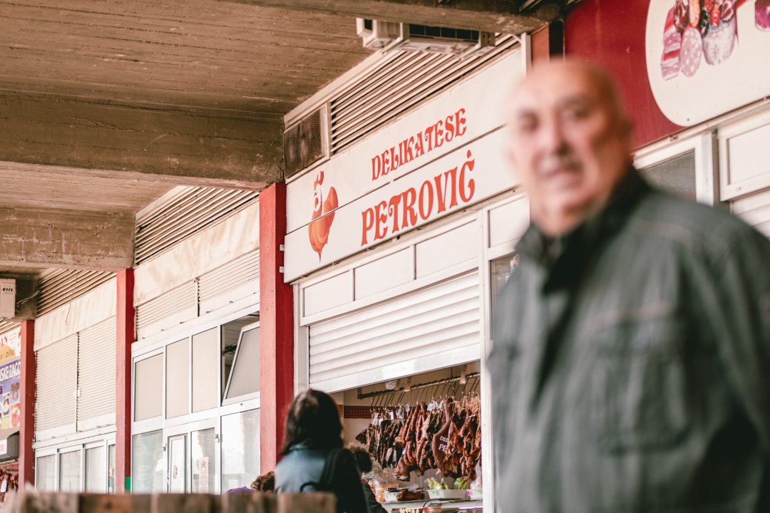 Zima je, kažu, hladna i strašna, ali uz Delikatese Petrović bit će vam toplo barem oko srca!