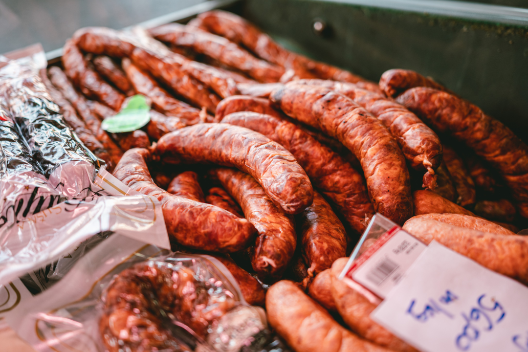Zima je, kažu, hladna i strašna, ali uz Delikatese Petrović bit će vam toplo barem oko srca!