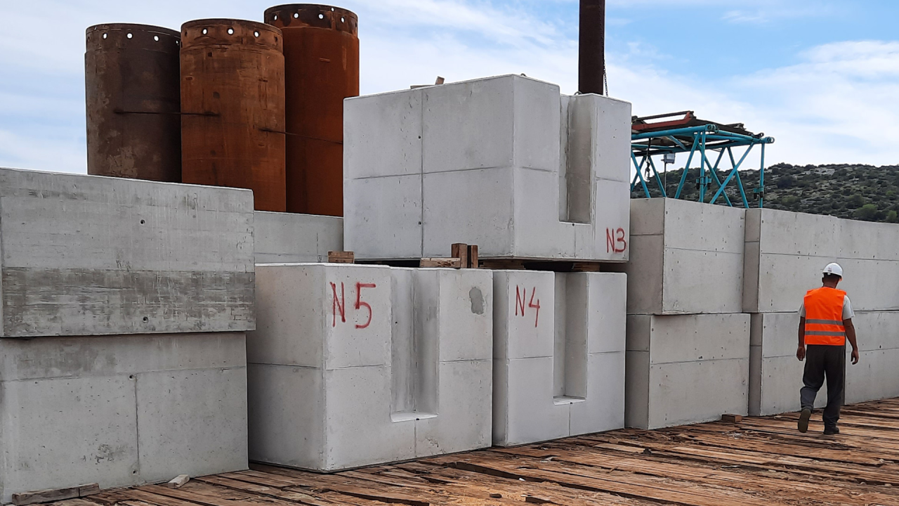 Gotovi radovi na podmorskom dijelu konstrukcije novog trajektnog pristaništa na Kapriju: Slijedi montiranje gata 