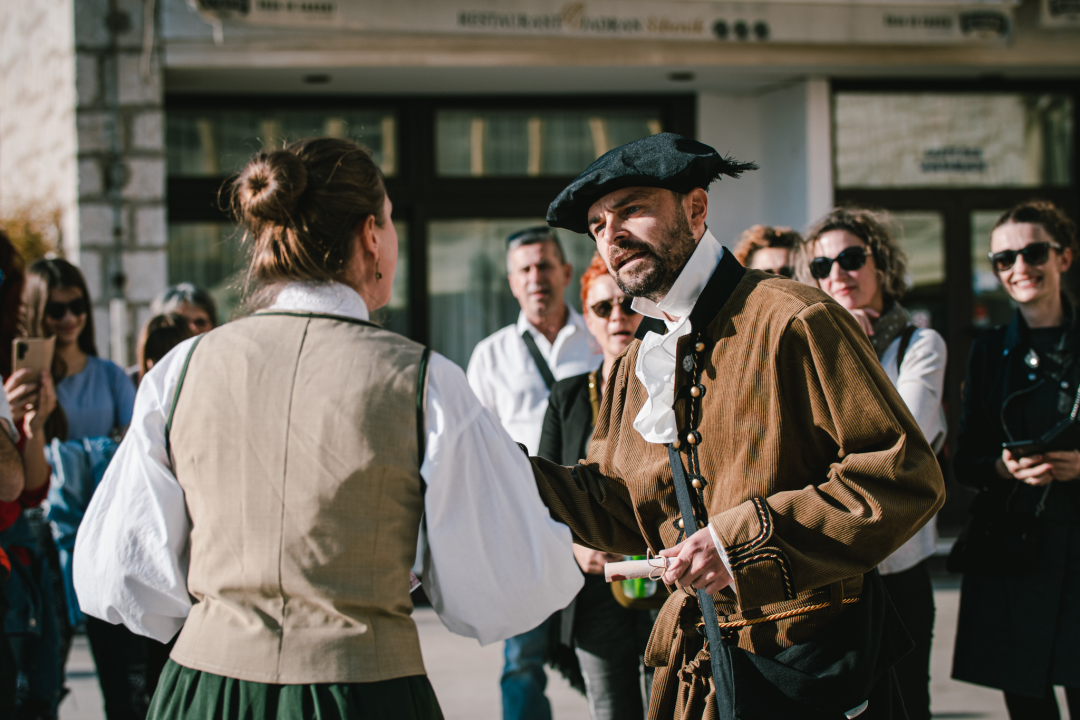 Od brudetože, priko buklije do dišpetože: Šibenski vodiči odličnom turom do suza nasmijali sugrađane 