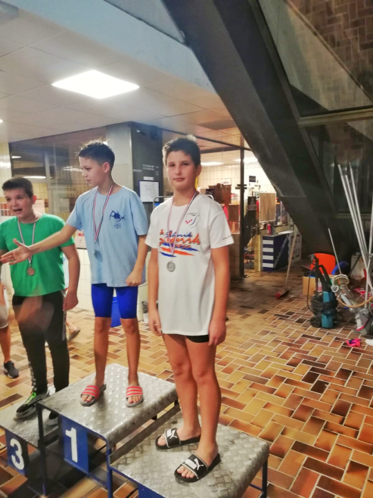 Mali plivači i plivačice iz Kluba Šibenik na 'Zlatnom dupinu' u Splitu osvojili sedam medalja i jedan pehar