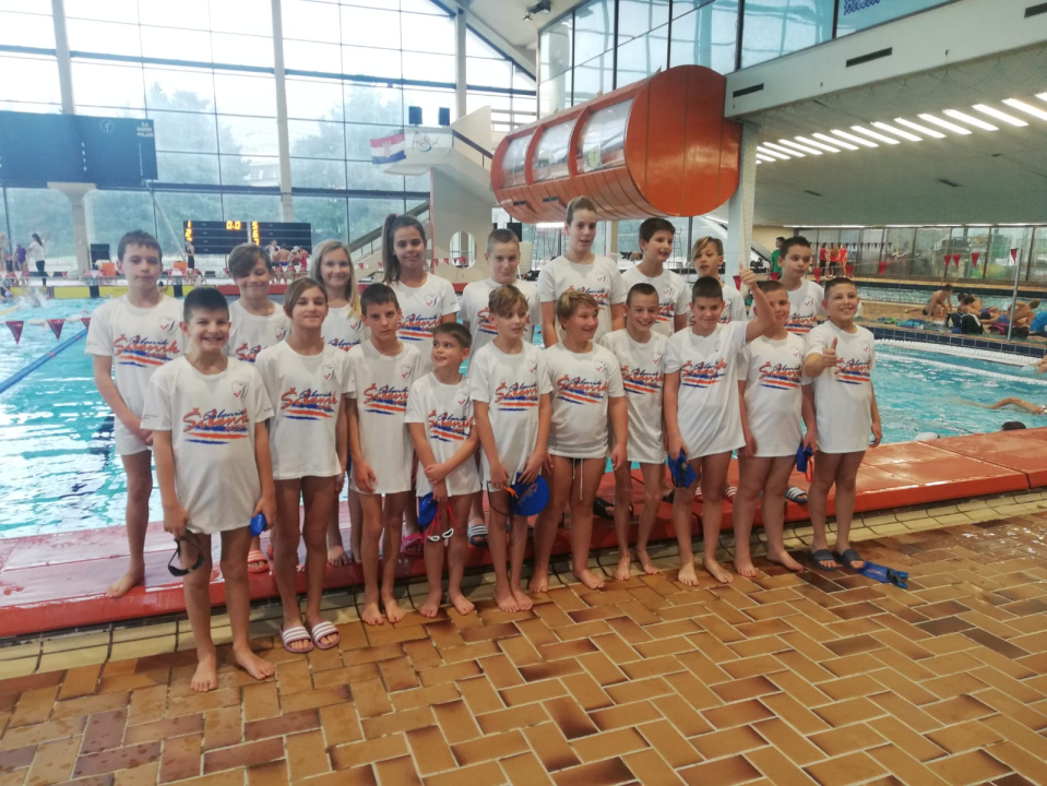 Mali plivači i plivačice iz Kluba Šibenik na 'Zlatnom dupinu' u Splitu osvojili sedam medalja i jedan pehar