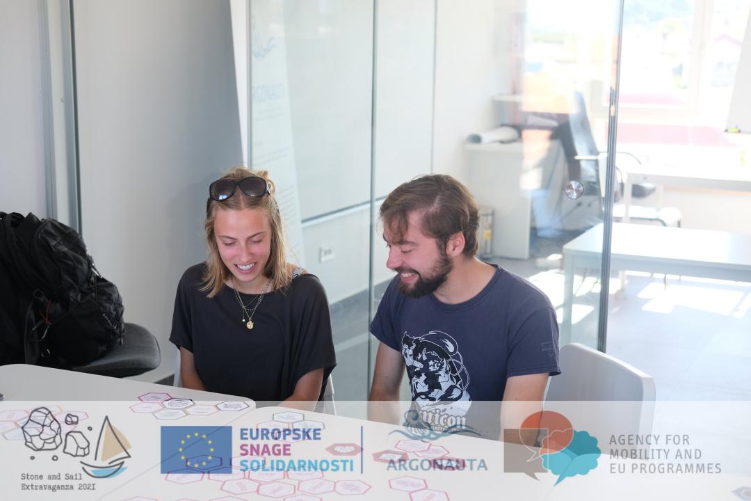 Mladi iz europskih zemalja mjesec dana radili na Murteru: Iza njih ostale nove pješačke staze i prebojane klupe