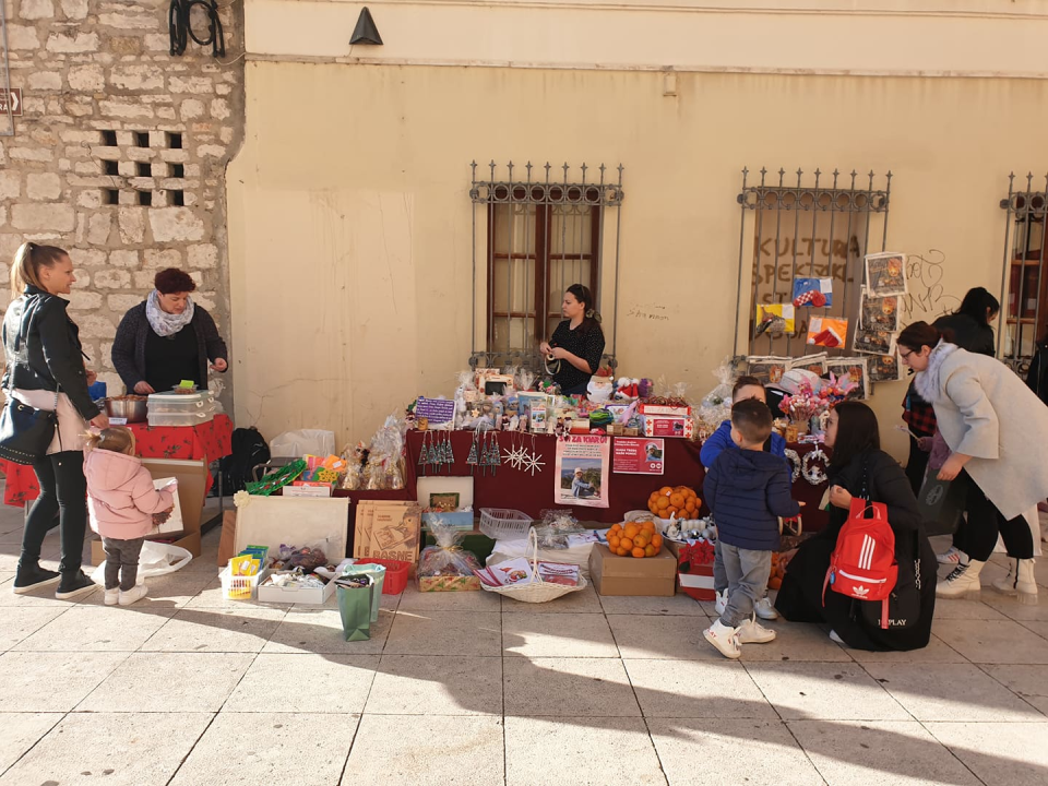 Počeo 'Božićni sajam za Kiaru' ispred kazališta: Dođite i pomognite!