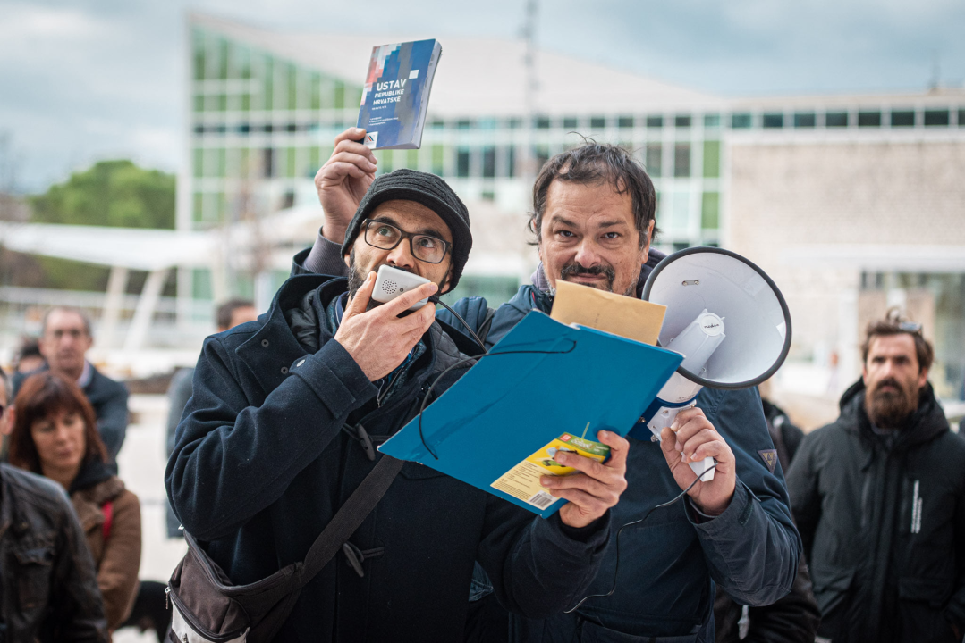 Prosvjednici protiv mjera jutros pred gradskom i županijskom upravom: Spominjali NDH, naciste i logore pa došli pred ŠibenikIN 
