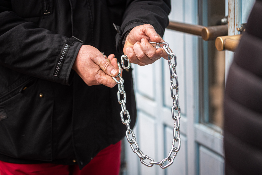 Lanac i katanac na vratima šibenske gradske uprave: 'Neka osjete kako je nama svaki dan'