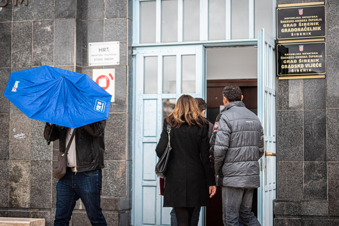 Lanac i katanac na vratima šibenske gradske uprave: 'Neka osjete kako je nama svaki dan'