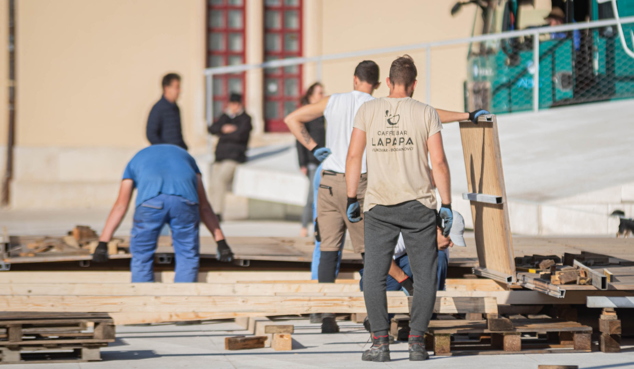 Poljana postaje klizalište, počeli su radovi na montiranju: Adventura starta u petak, klizalište malo kasnije