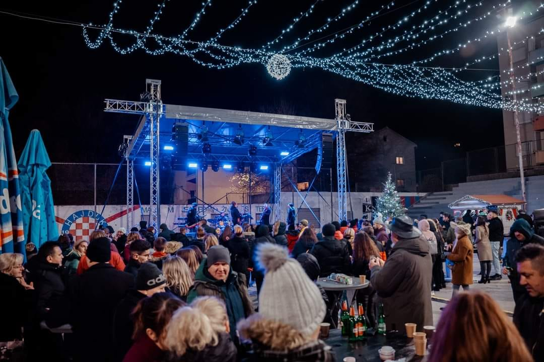 Neno Belan i Fiumensi otvorili Advent u Kninu: Pogledajte atmosferu 