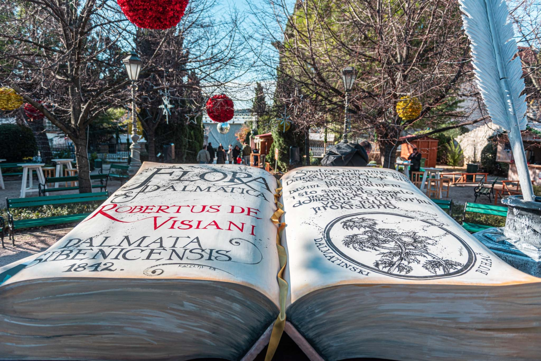 Najteže štivo u gradu: U parku otvorena 300 kila teška knjiga koju su šibenski umjetnici izrađivali više od 500 sati 