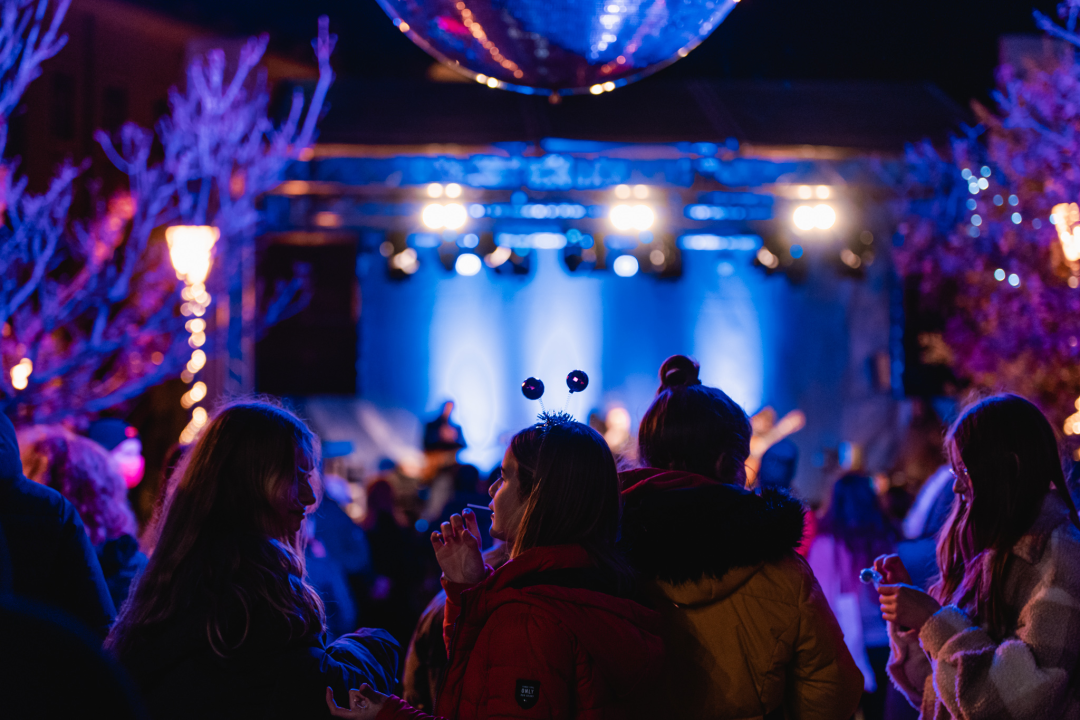 Kralj prvih plesova svojim baladama ugrijao srca Adventurista u Parkiću