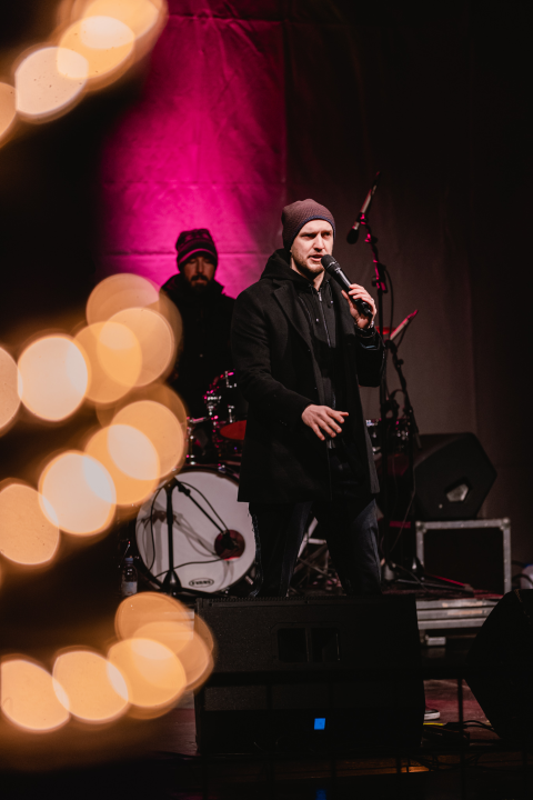 Kralj prvih plesova svojim baladama ugrijao srca Adventurista u Parkiću