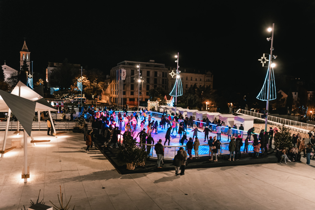 Bajkovito disco klizalište zvijezda na vrhu šibenske Adventure!