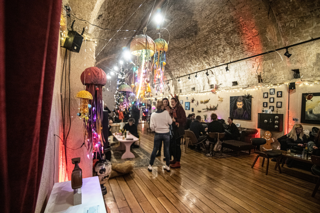 Otvoren Božićni tinel u Azimutu: Prodajna izložba u čarobnom ambijentu