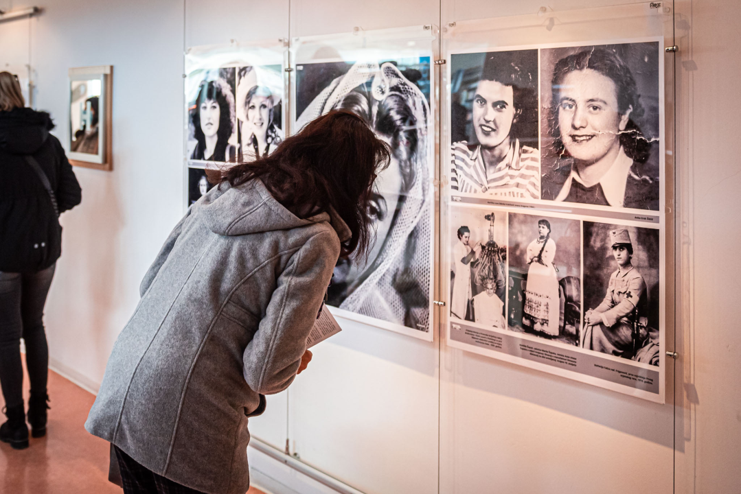 Otvorena izložba fotografija 'Lijepa, ljepša... Šibenčanka' novinara Stanka Ferića: 'Žene su ogledalo duše Šibenika' 