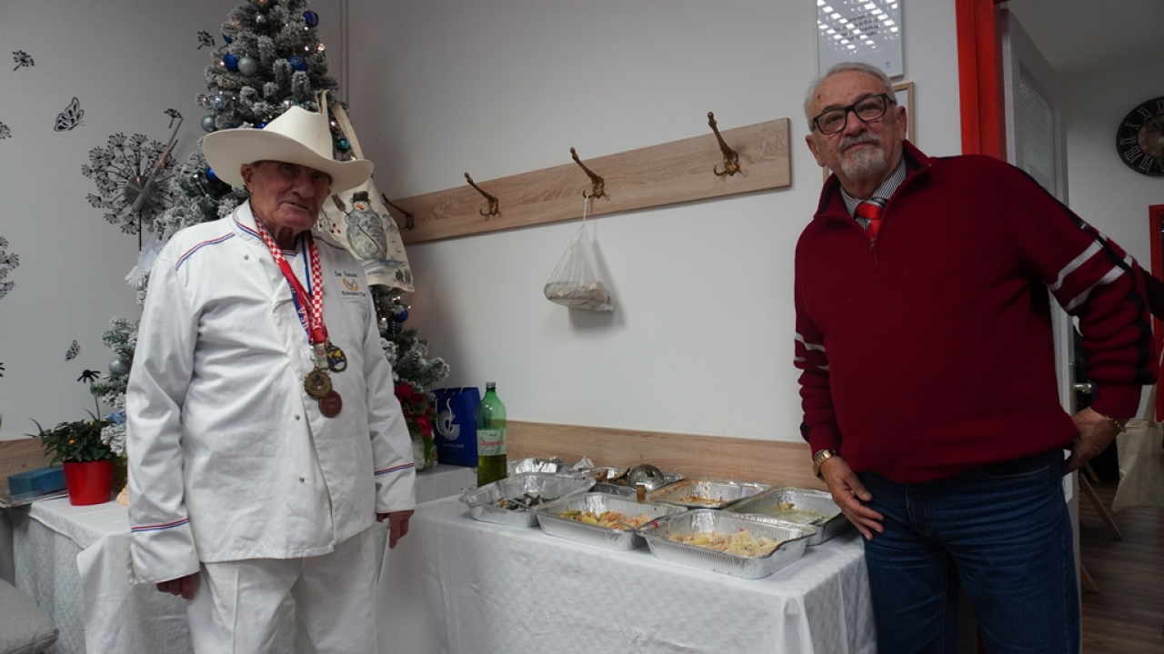 Danas se u Udruzi umirovljenika Krešimirova grada dobro jelo i pilo: Nagrađivani kuhar priredio pravu gozbu