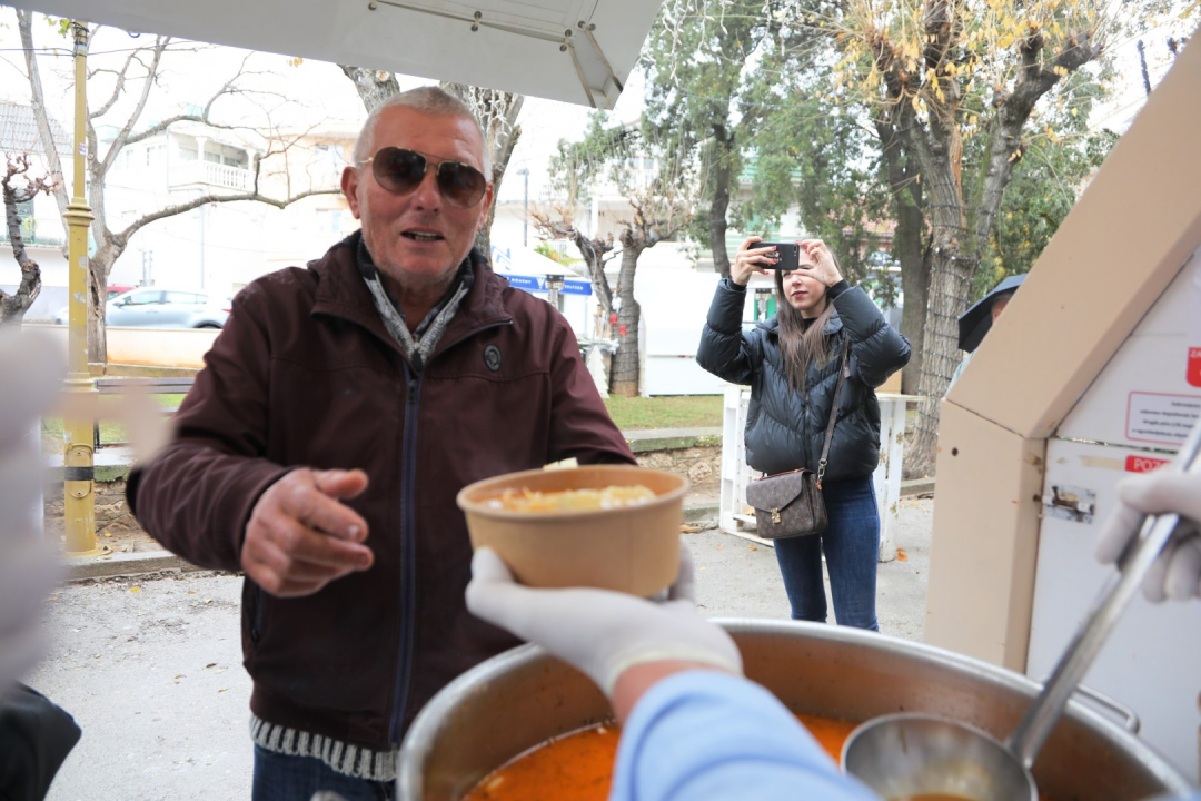 Pijat bakalara, čaša vina i muzika uživo: Pogledajte kako je danas bilo u parku na vodičkoj Poljani 