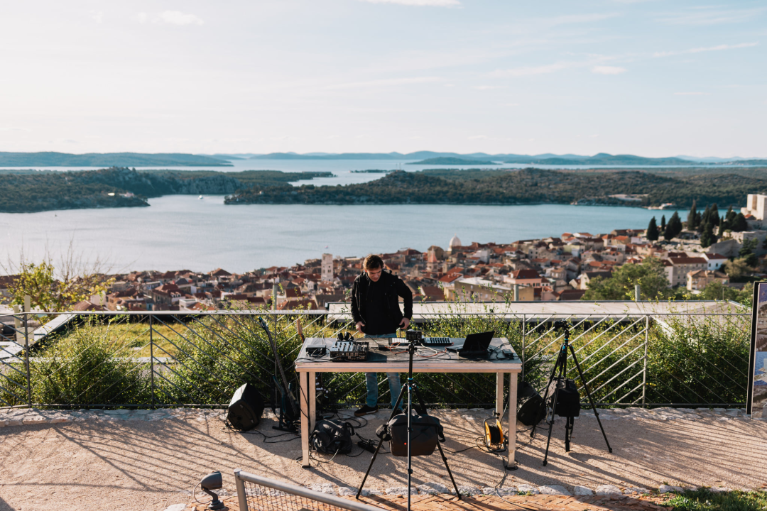 Fikcio Monger, SuggaDaddy i Bakula odličnom glazbom i nestvarnim kadrovima Šibeniku čestitali 955. rođendan!