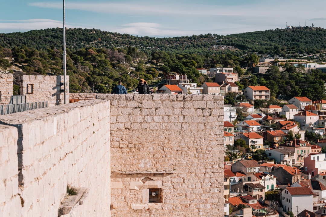 Fikcio Monger, SuggaDaddy i Bakula odličnom glazbom i nestvarnim kadrovima Šibeniku čestitali 955. rođendan!