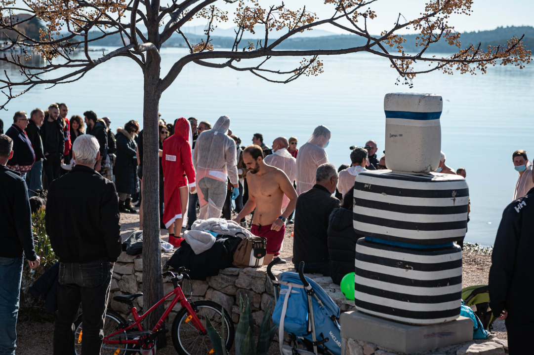 Odvažnih 12 okupalo se na Banju u podne na samu Novu godinu: 'Ovo nije hladna voda'
