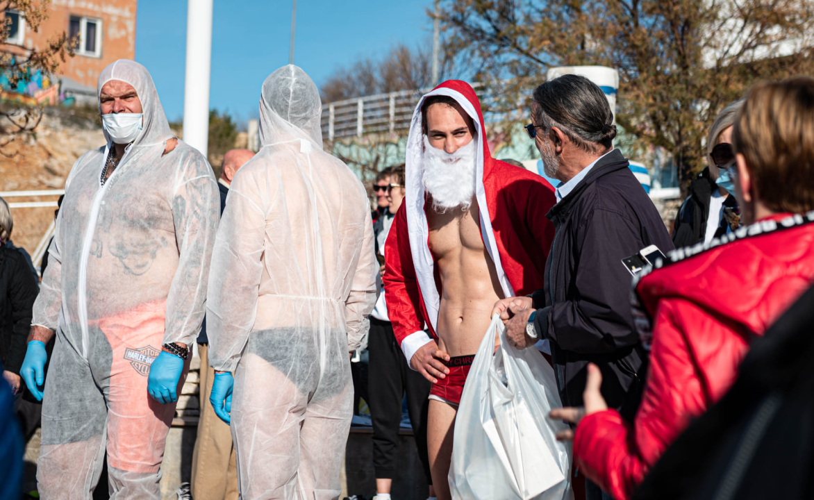 Odvažnih 12 okupalo se na Banju u podne na samu Novu godinu: 'Ovo nije hladna voda'