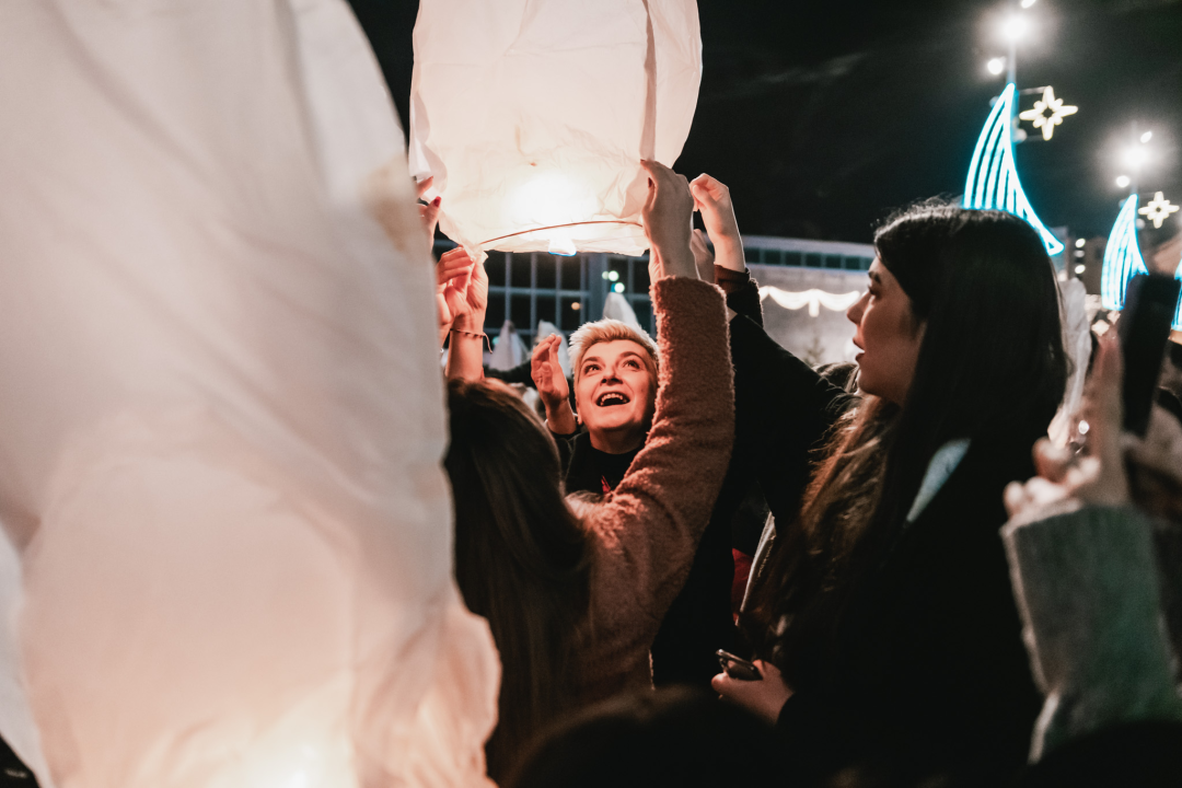 Na Poljani pušteni lampioni za Kiaru: Prekrasni prizori u mirnoj novogodišnjoj noći