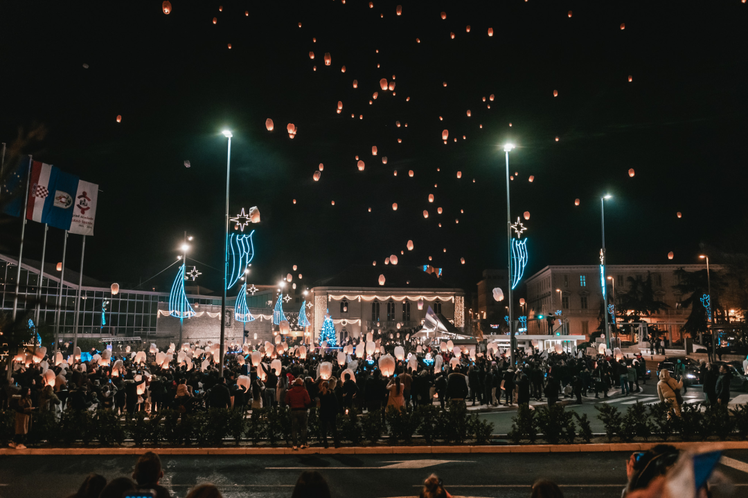 Na Poljani pušteni lampioni za Kiaru: Prekrasni prizori u mirnoj novogodišnjoj noći