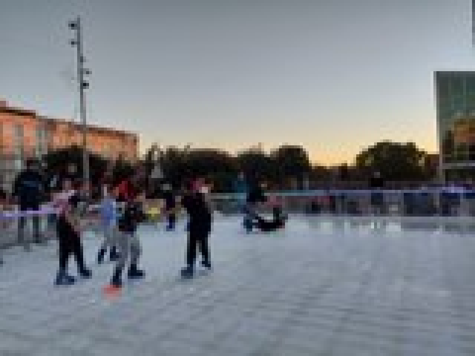 Održana 'Šibenska zimska Olimpijada': Pet ekipa odmjerilo snage na ledu, Jurini Jazavci pobijedili