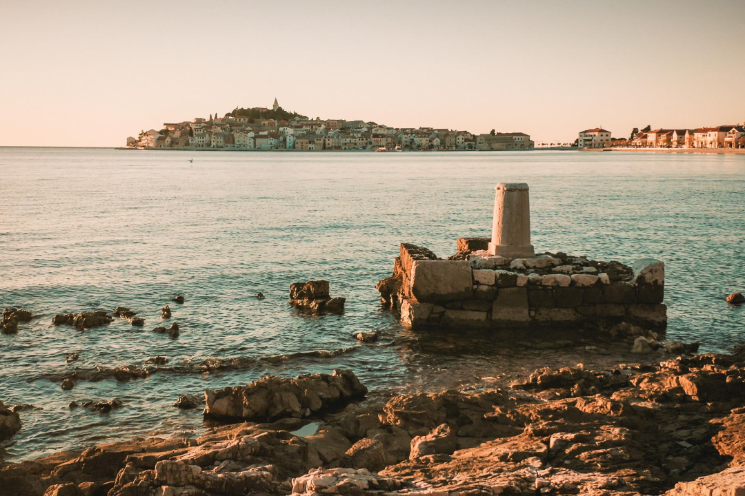 Nora Van Elken snimila set na primoštenskoj plaži, gledat će ga 10 milijuna pratitelja ‘Chill Nationa’