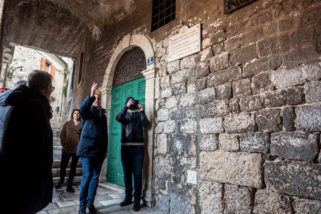 Počinje obnova najstarije šibenske ulice: Uskoro uređenje svodova srednjovjekovne kule kod bunara, starih grbova, kamena i freski 